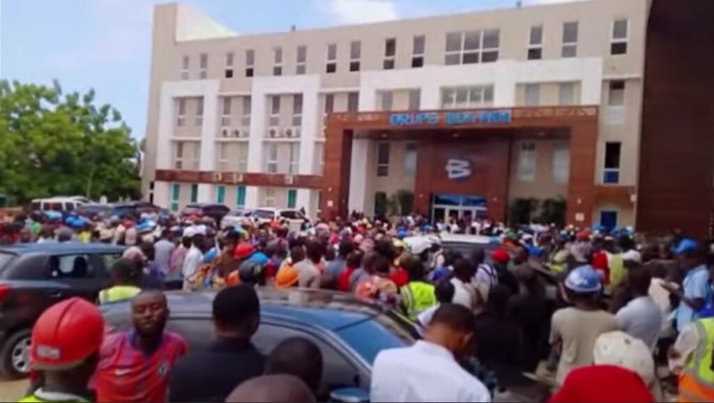 Funcionários do Grupo Boa Vida protestam contra baixos salários e falta de direitos